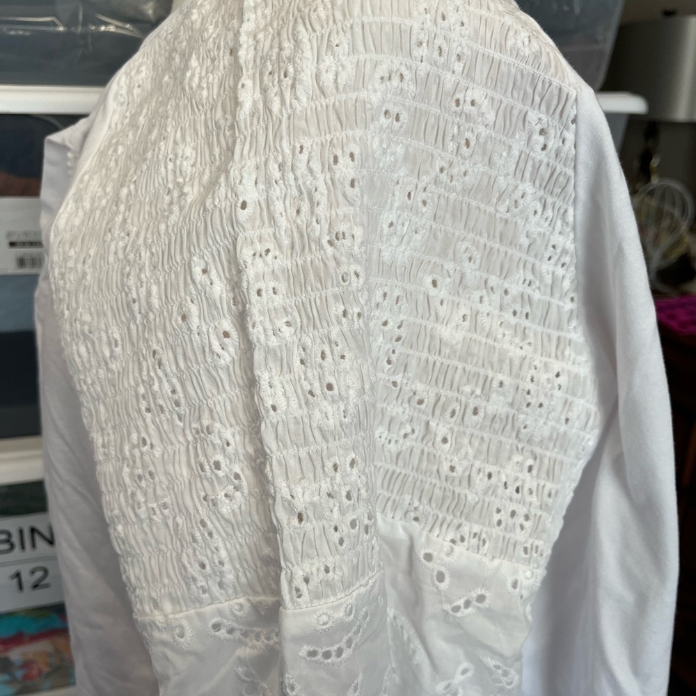 Eyelet Bouse - Picture 3 of 11